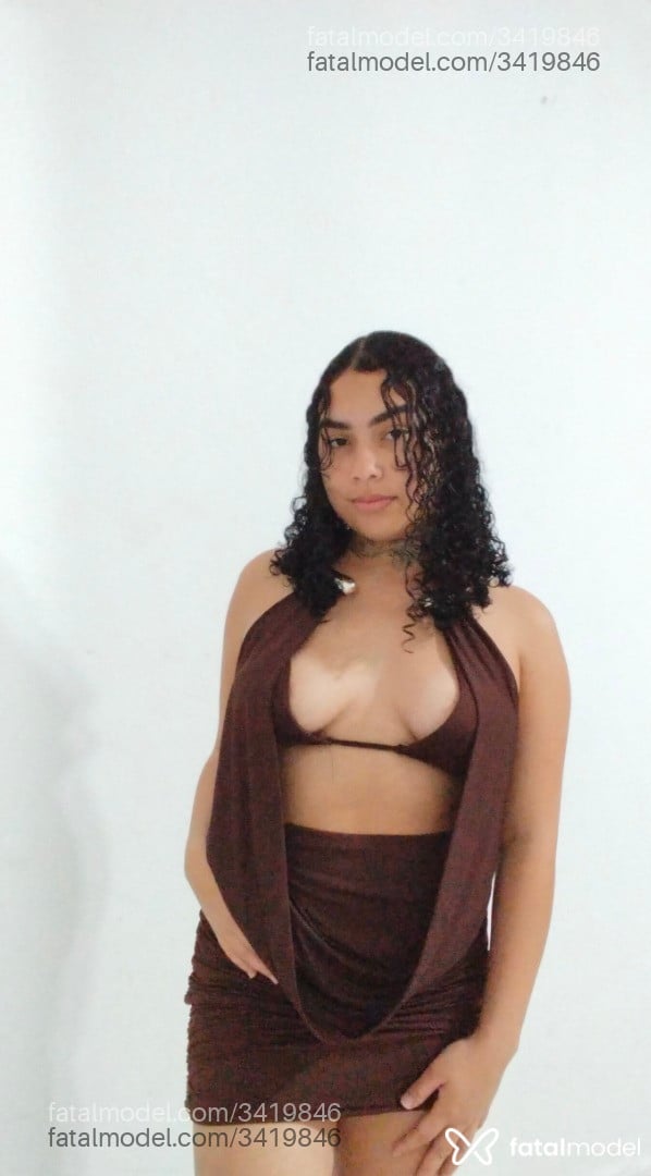 Acompanhante mulher com cabelo castanho de olhos pretos - Lari Silvaa