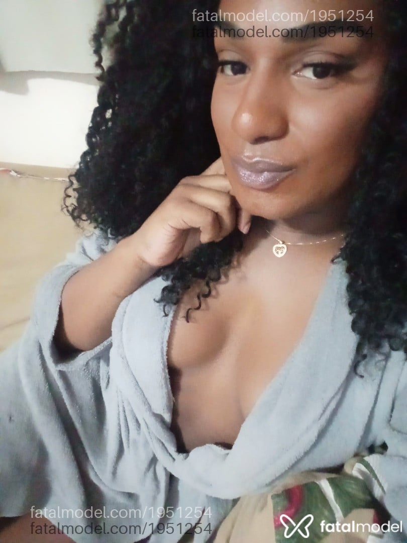 Acompanhante mulher trans morena (o) de olhos castanhos - Greyce