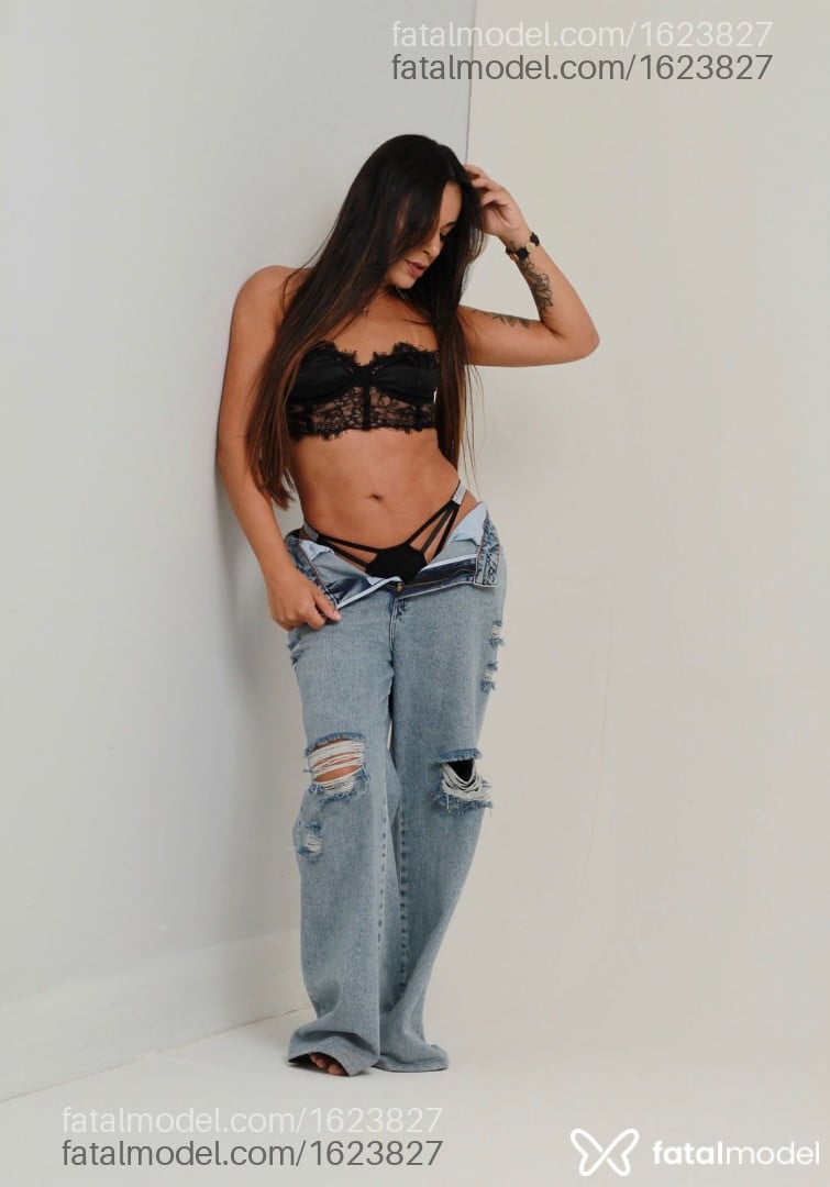 Acompanhante mulher com cabelo castanho de olhos pretos - Cleo Morelli