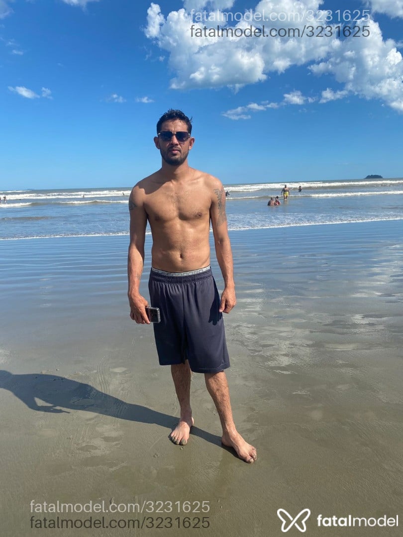Acompanhante homem com cabelo castanho de olhos castanhos - Carllin