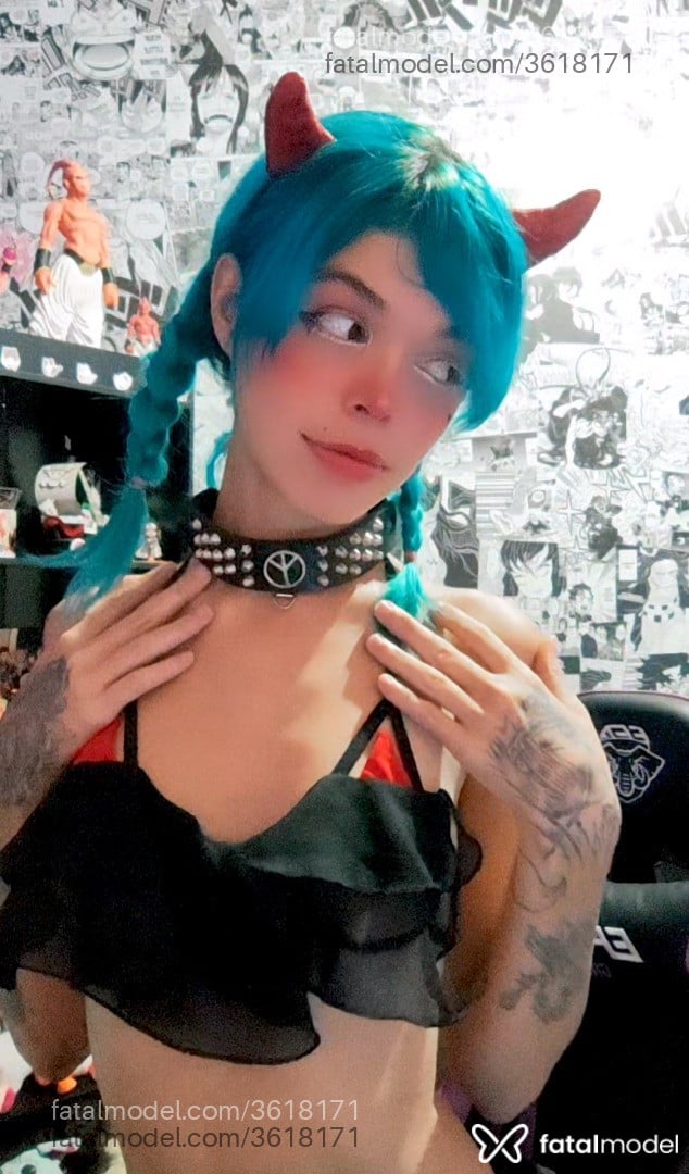 Acompanhante mulher com cabelo colorido de olhos castanhos - Lollyzinha