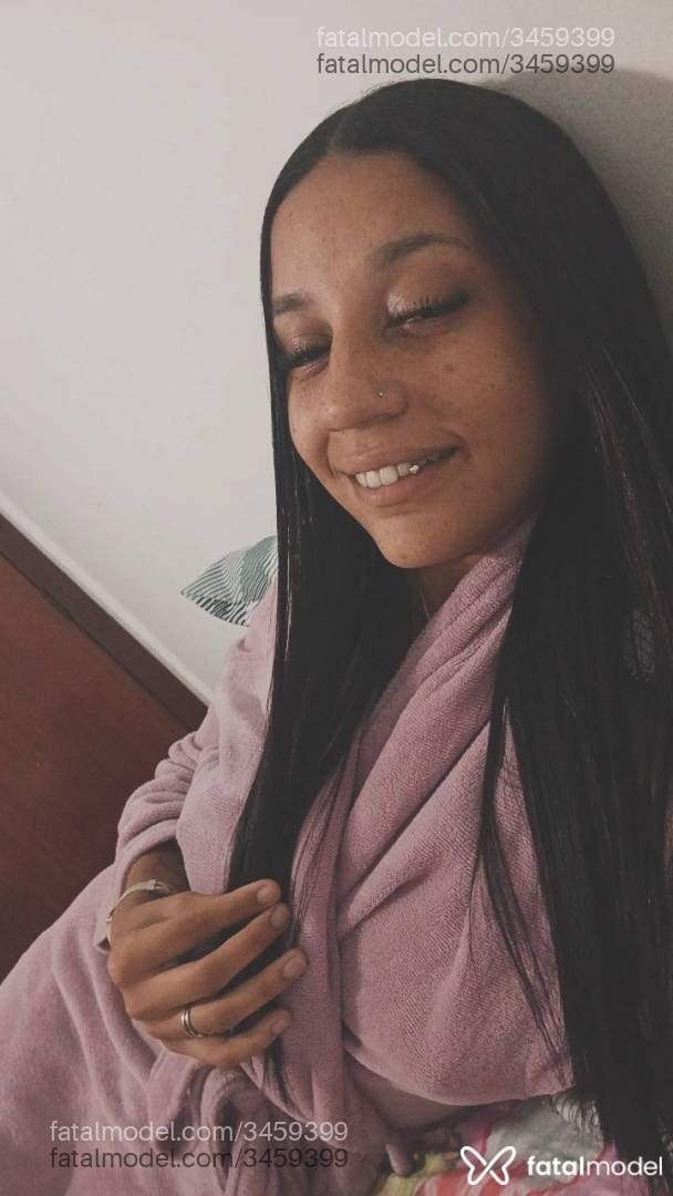 Acompanhante mulher morena (o) de olhos castanhos - Lívia