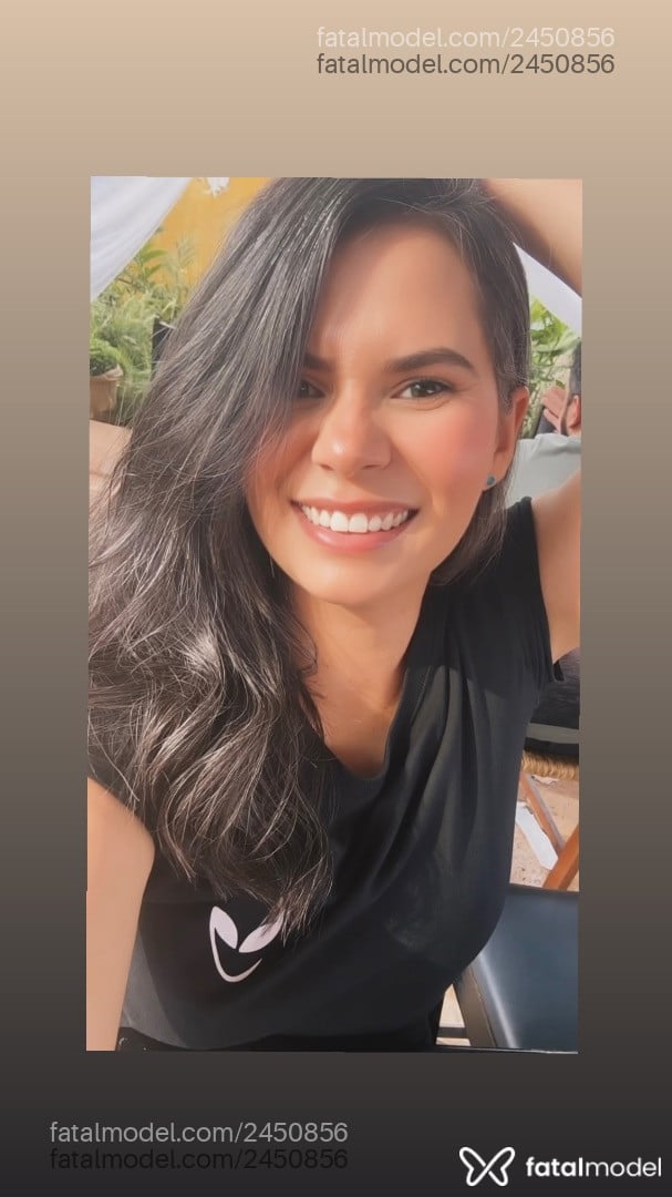 Acompanhante mulher com cabelo castanho de olhos verdes - Julia Castro