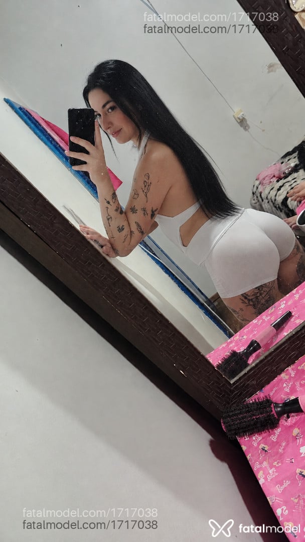 Acompanhante mulher trans morena (o) de olhos pretos - Monike