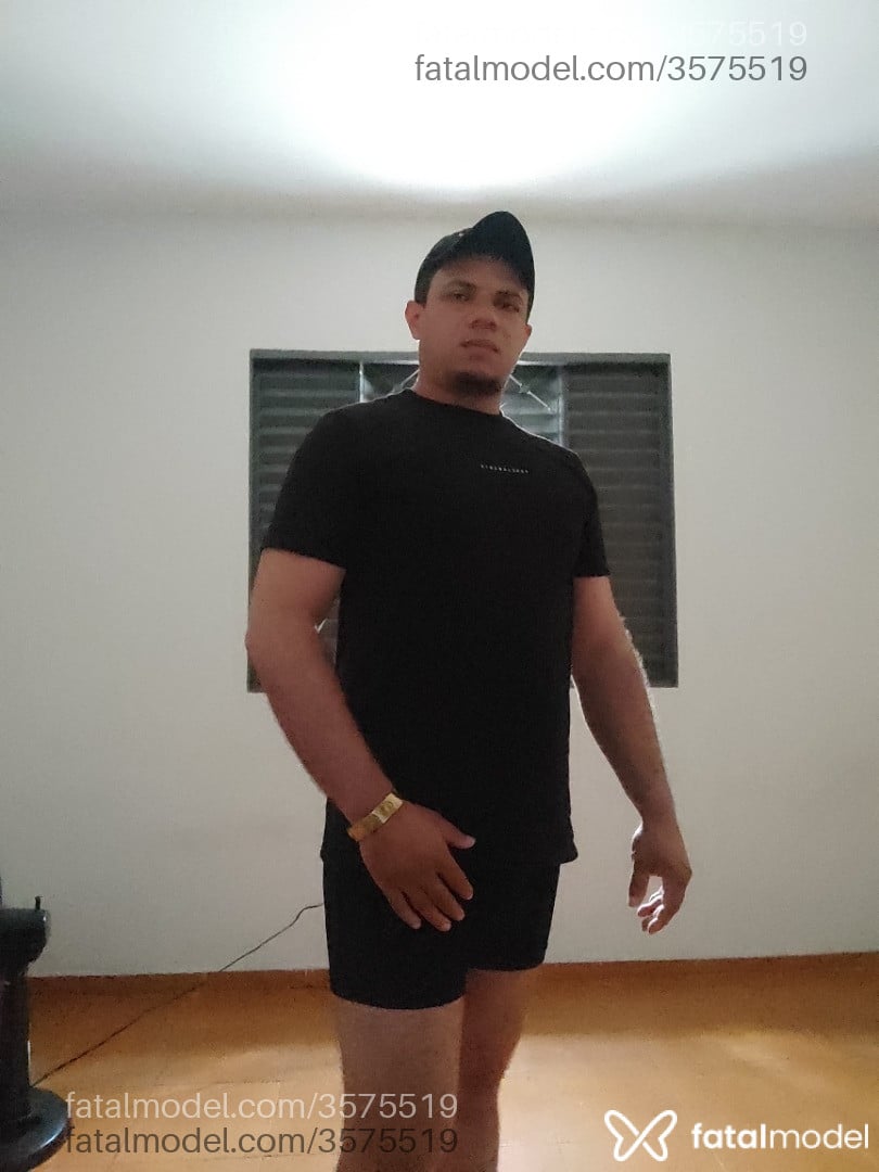 Acompanhante homem com cabelo grisalho de olhos castanhos - Max Orion