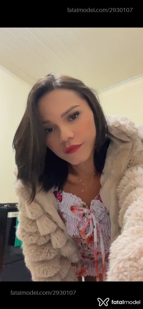 Acompanhante mulher trans com cabelo castanho de olhos pretos - Tiffany Moraes