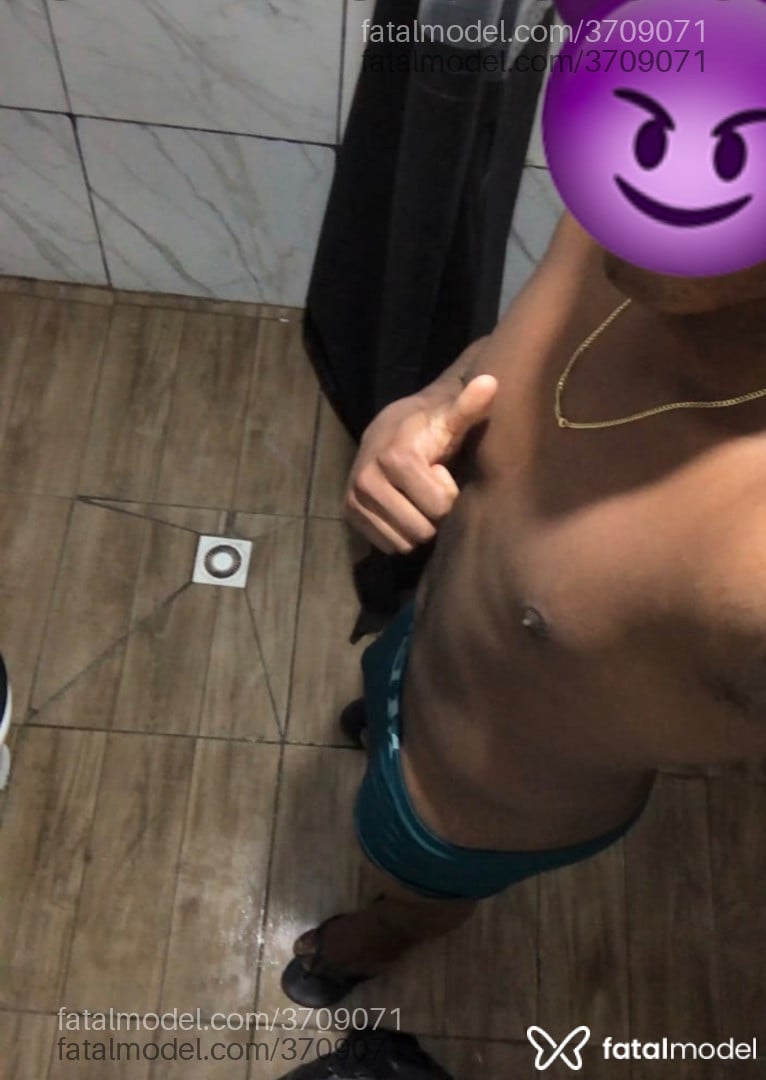 Acompanhante homem com cabelo castanho de olhos pretos - Ricardo Marthins