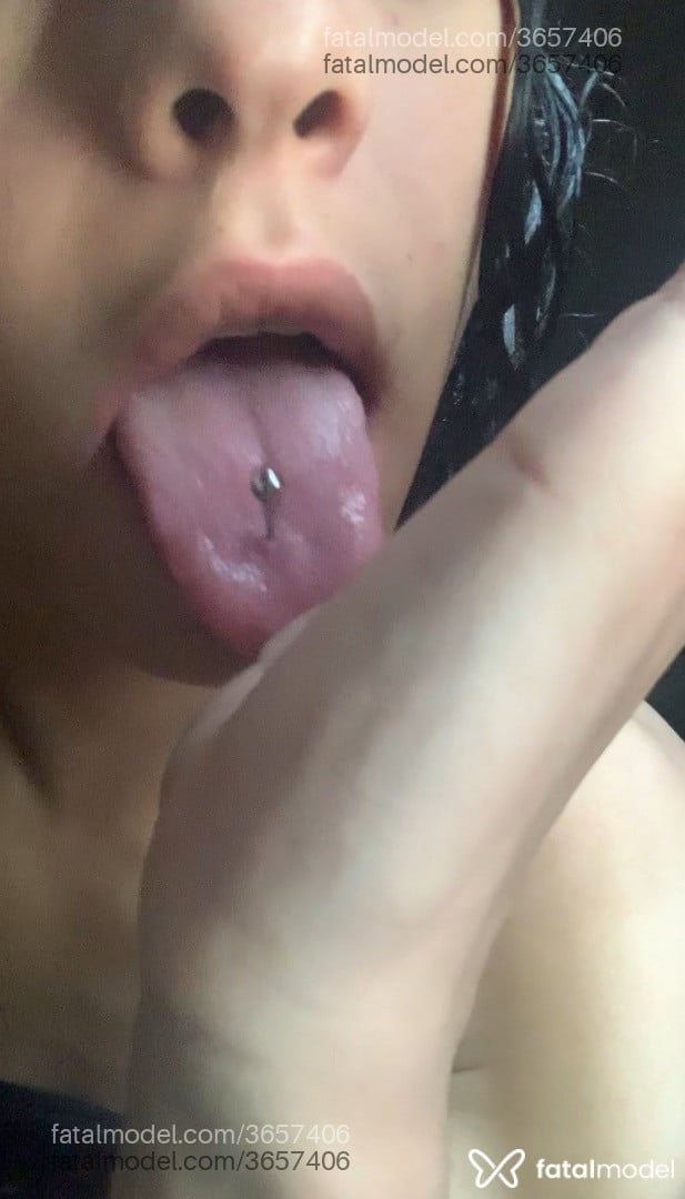 Acompanhante mulher trans com cabelo castanho de olhos pretos - Mirela Araujo