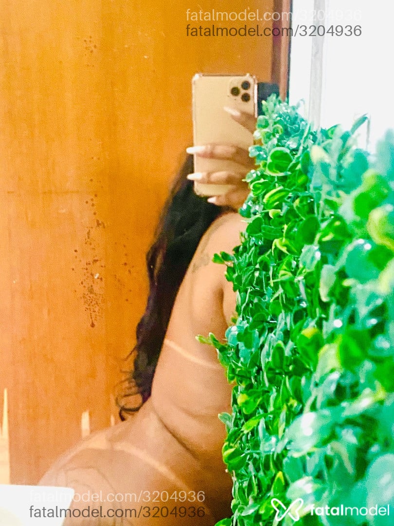 Acompanhante mulher com cabelo colorido de olhos castanhos - Pretona