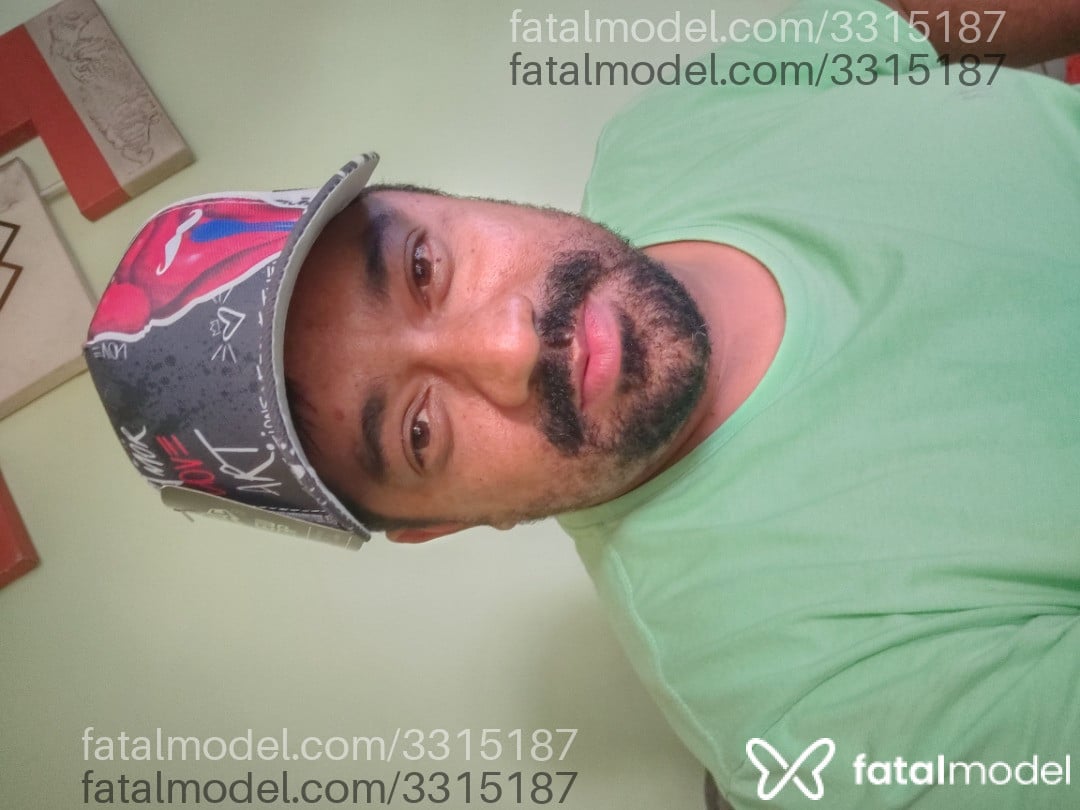 Acompanhante homem com cabelo grisalho de olhos castanhos - José Eugênio Alves