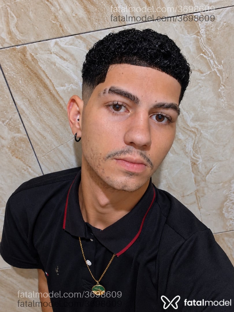 Acompanhante homem com cabelo castanho de olhos castanhos - Marimbondo
