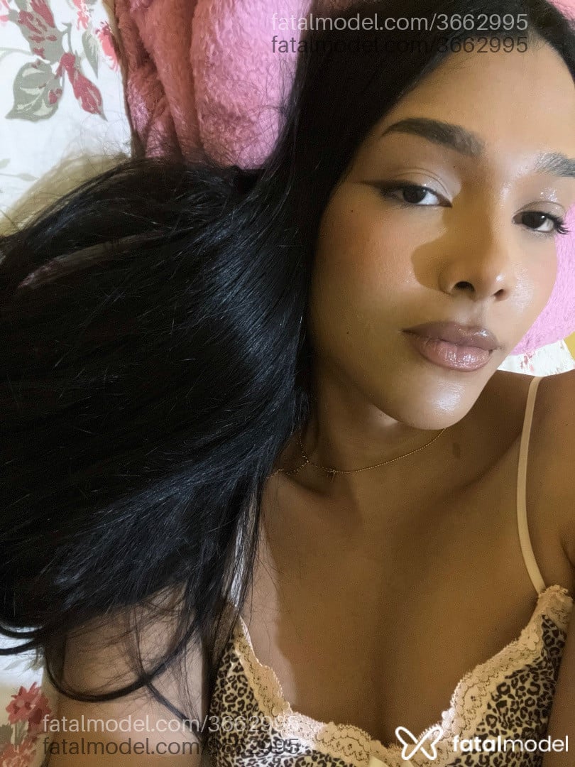 Acompanhante mulher trans morena (o) de olhos pretos - Emilie