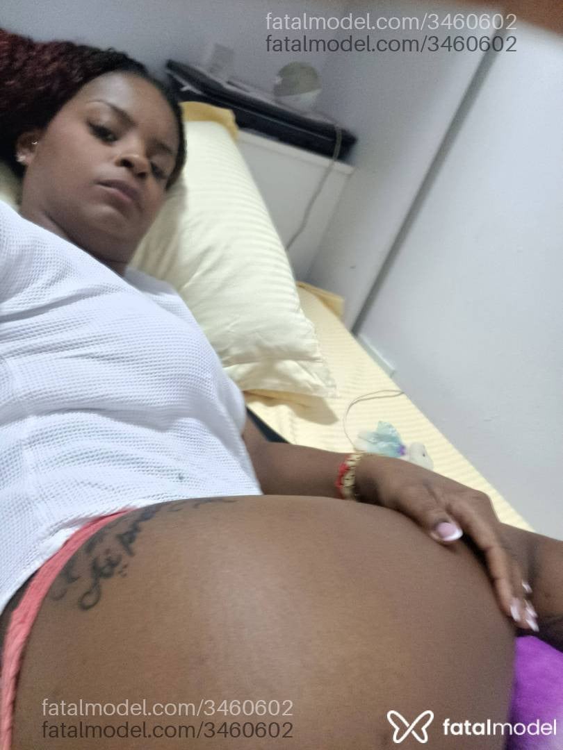 Acompanhante mulher morena (o) de olhos pretos - Mia Leon