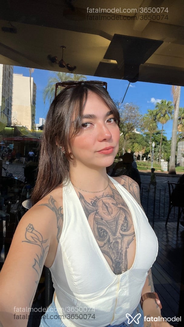 Acompanhante mulher com cabelo castanho de olhos castanhos - Bárbara