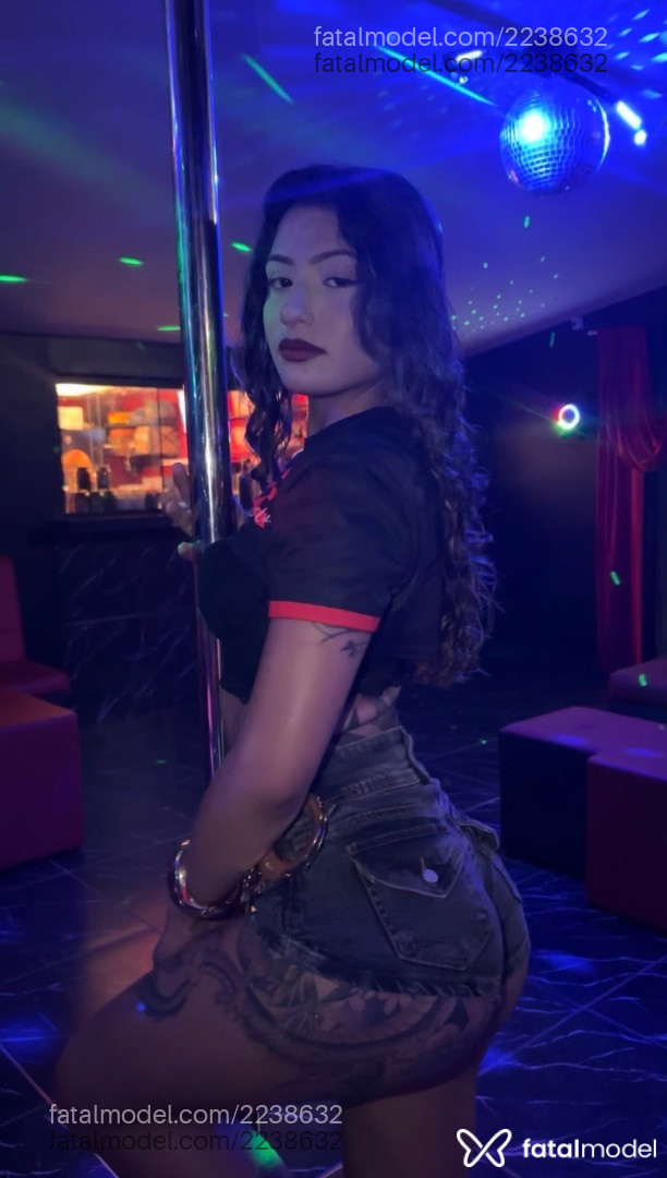 Acompanhante mulher loira (o) de olhos castanhos - Tiffany Privee