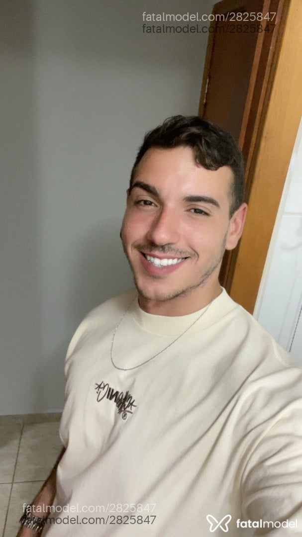 Acompanhante homem com cabelo castanho de olhos castanhos - Gustavo
