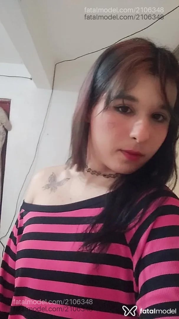 Acompanhante mulher trans com cabelo colorido de olhos castanhos - Mina