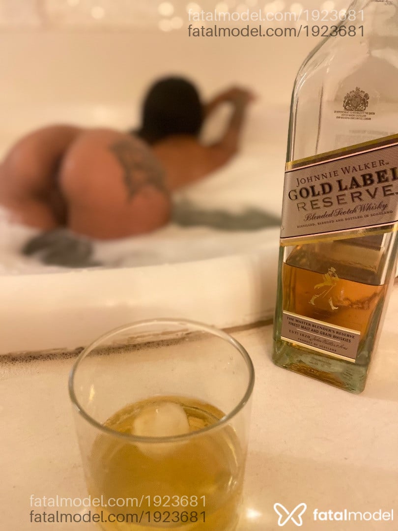 Acompanhante mulher morena (o) de olhos pretos - Luna Mendes