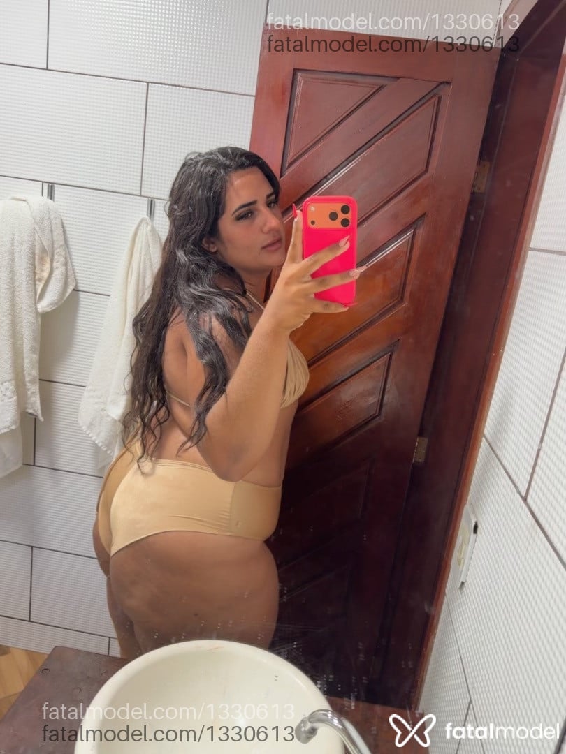 Acompanhante mulher trans com cabelo castanho de olhos mel - Verônica