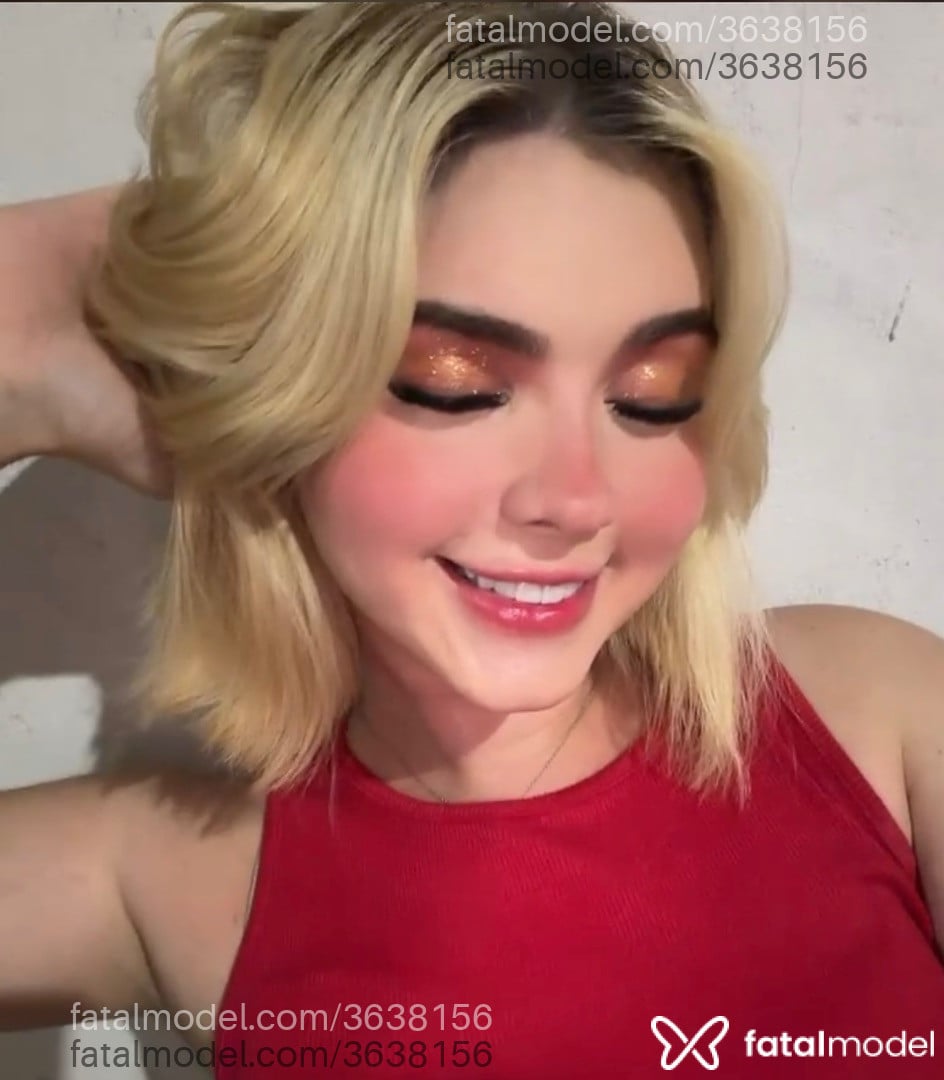 Acompanhante mulher trans loira (o) de olhos azuis - Laura