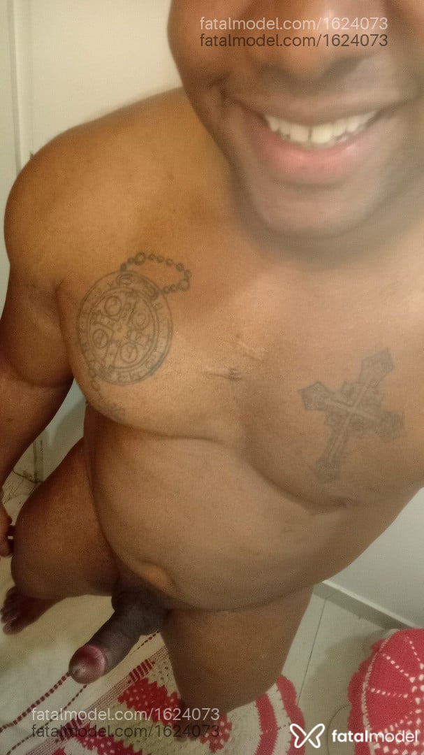 Acompanhante homem sem cabelo de olhos castanhos - Marenodocentro