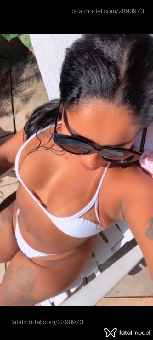 Acompanhante mulher morena (o) de olhos castanhos - Rihanna