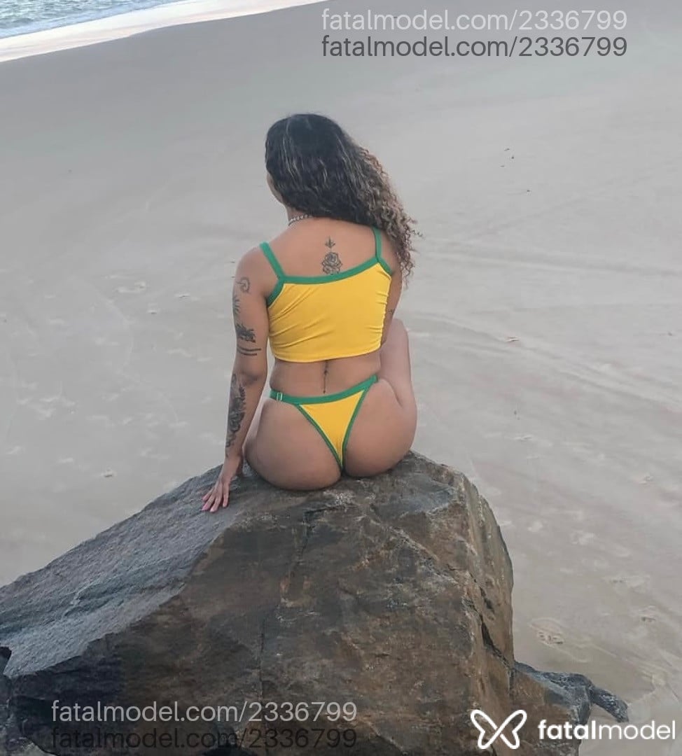 Acompanhante mulher loira (o) de olhos castanhos - Ary Sntts