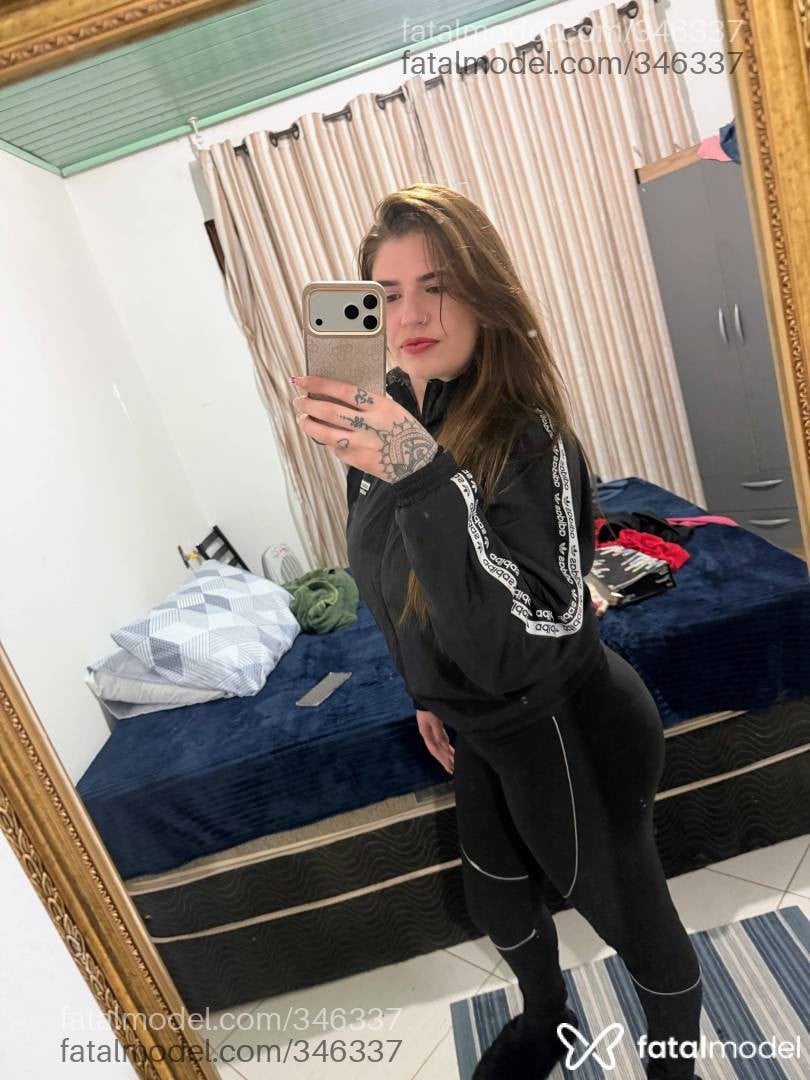 Acompanhante mulher com cabelo castanho de olhos verdes - Agringa