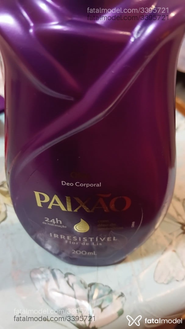 Acompanhante mulher com cabelo castanho de olhos mel - Kemy