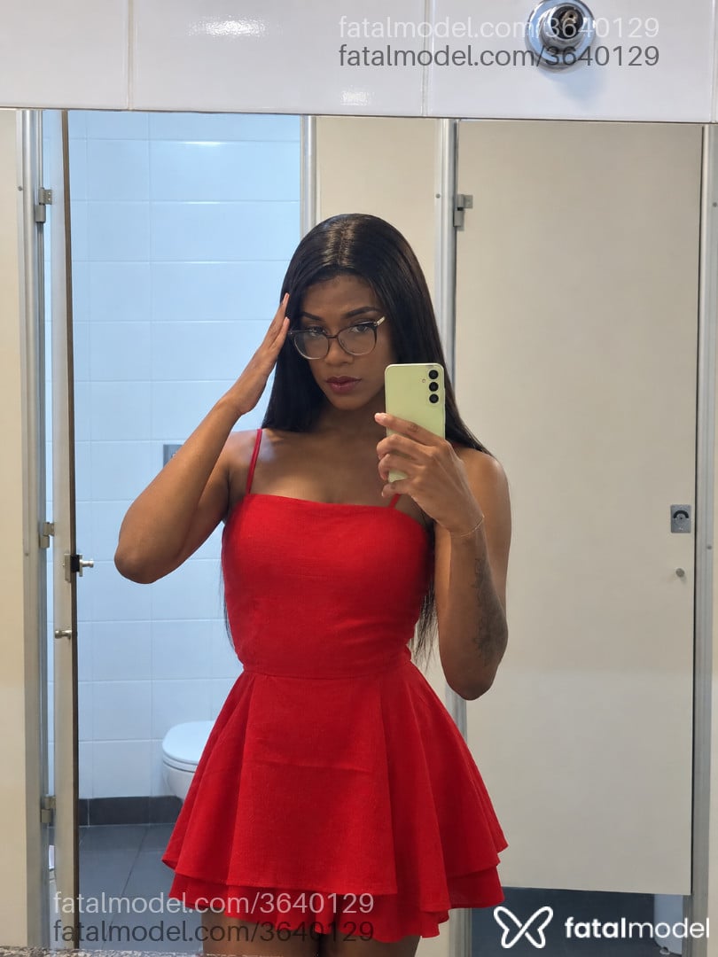 Acompanhante mulher trans com cabelo castanho de olhos castanhos - Belly