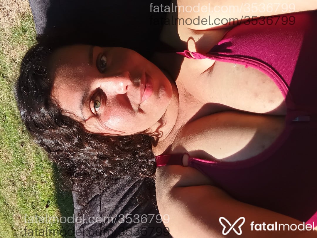 Acompanhante mulher morena (o) de olhos verdes - Jennifer
