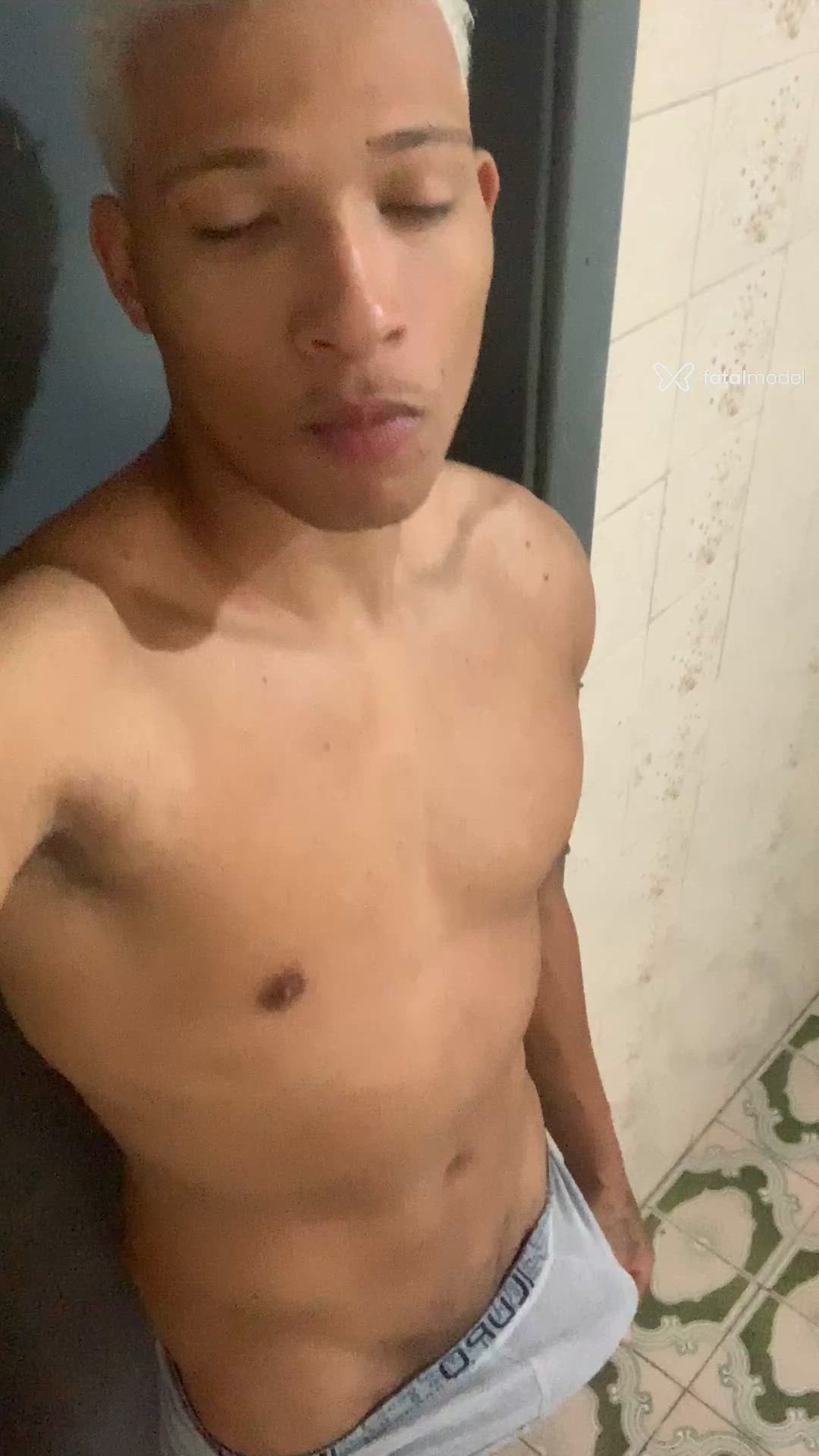 Acompanhante homem loira (o) de olhos castanhos - Kayque