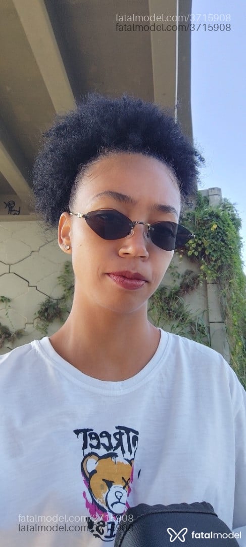 Acompanhante mulher morena (o) de olhos castanhos - Jully