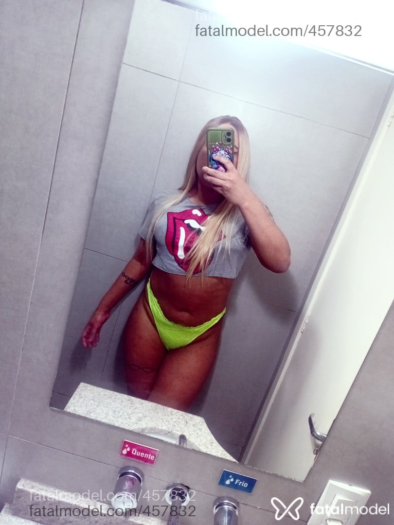 Acompanhante travesti com cabelo colorido de olhos pretos - Rafha uccam