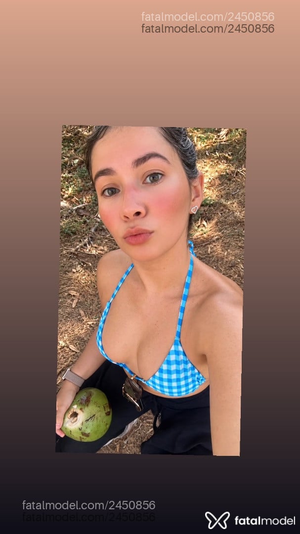 Acompanhante mulher com cabelo castanho de olhos verdes - Julia Castro