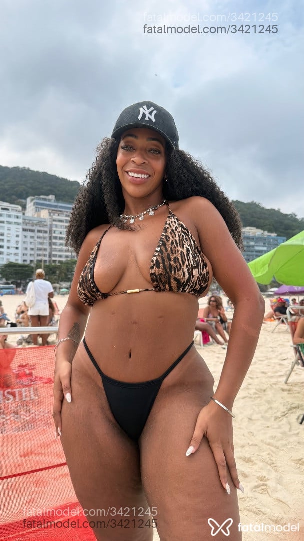 Acompanhante mulher morena (o) de olhos verdes - Ágata