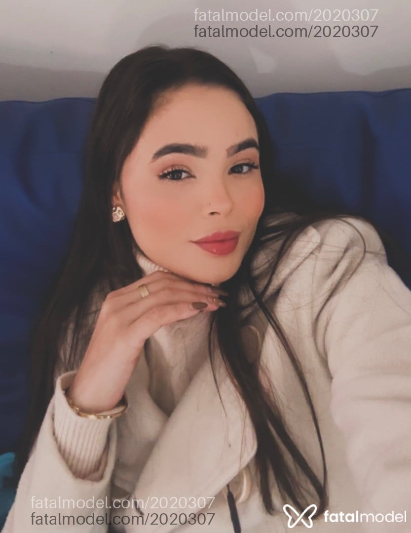 Acompanhante mulher com cabelo castanho de olhos castanhos - Larissa