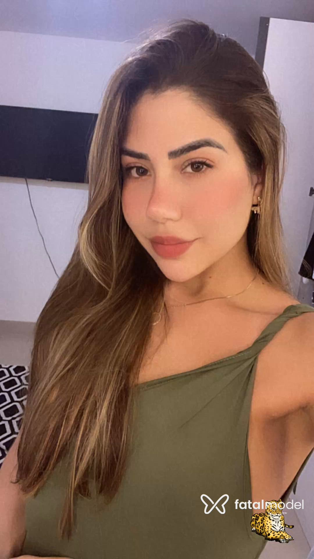 Acompanhante mulher loira (o) de olhos mel - Bela