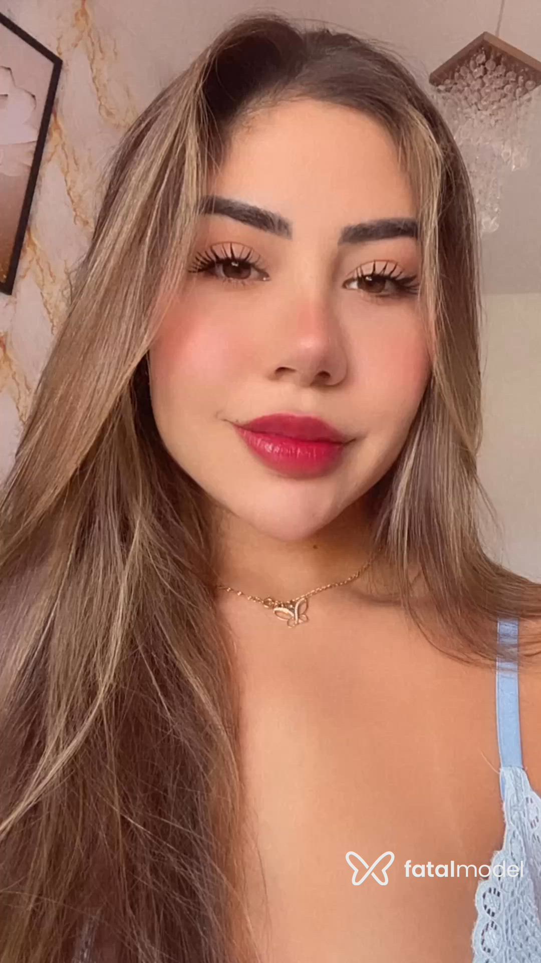 Acompanhante mulher loira (o) de olhos mel - Bela