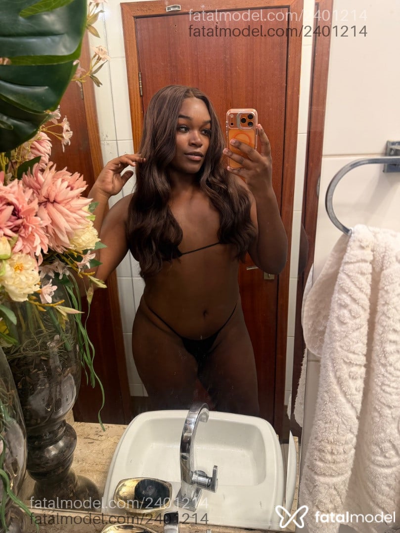 Acompanhante mulher trans morena (o) de olhos castanhos - Esthefany