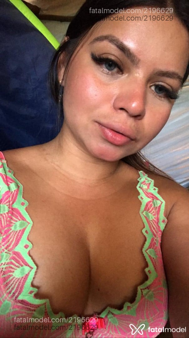 Acompanhante mulher morena (o) de olhos azuis - Chaverinho