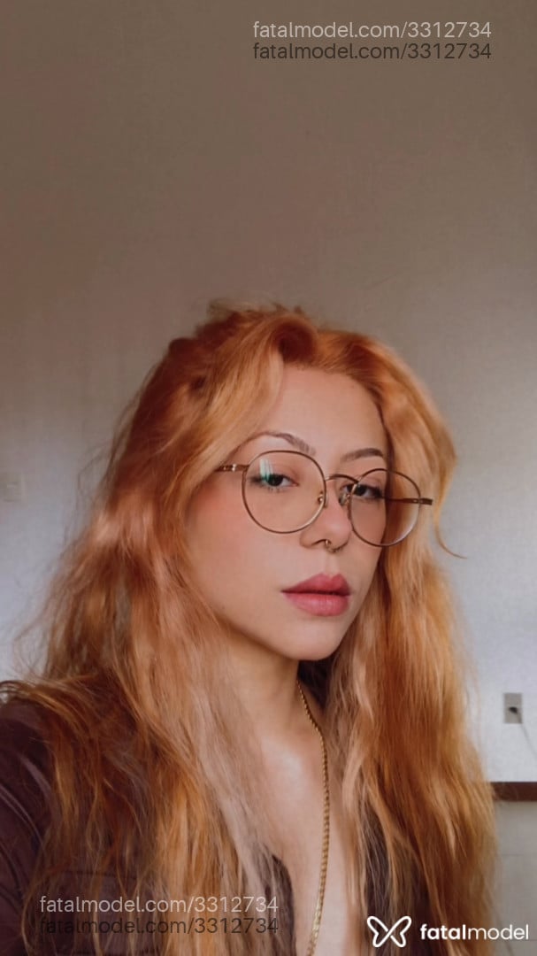 Acompanhante mulher ruiva (o) de olhos castanhos - Alice Mizushima