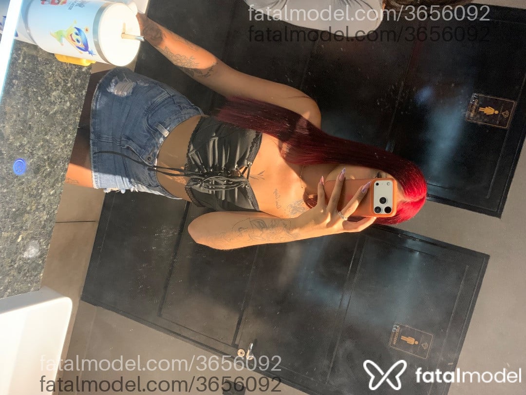 Acompanhante mulher trans ruiva (o) de olhos castanhos - Larissa