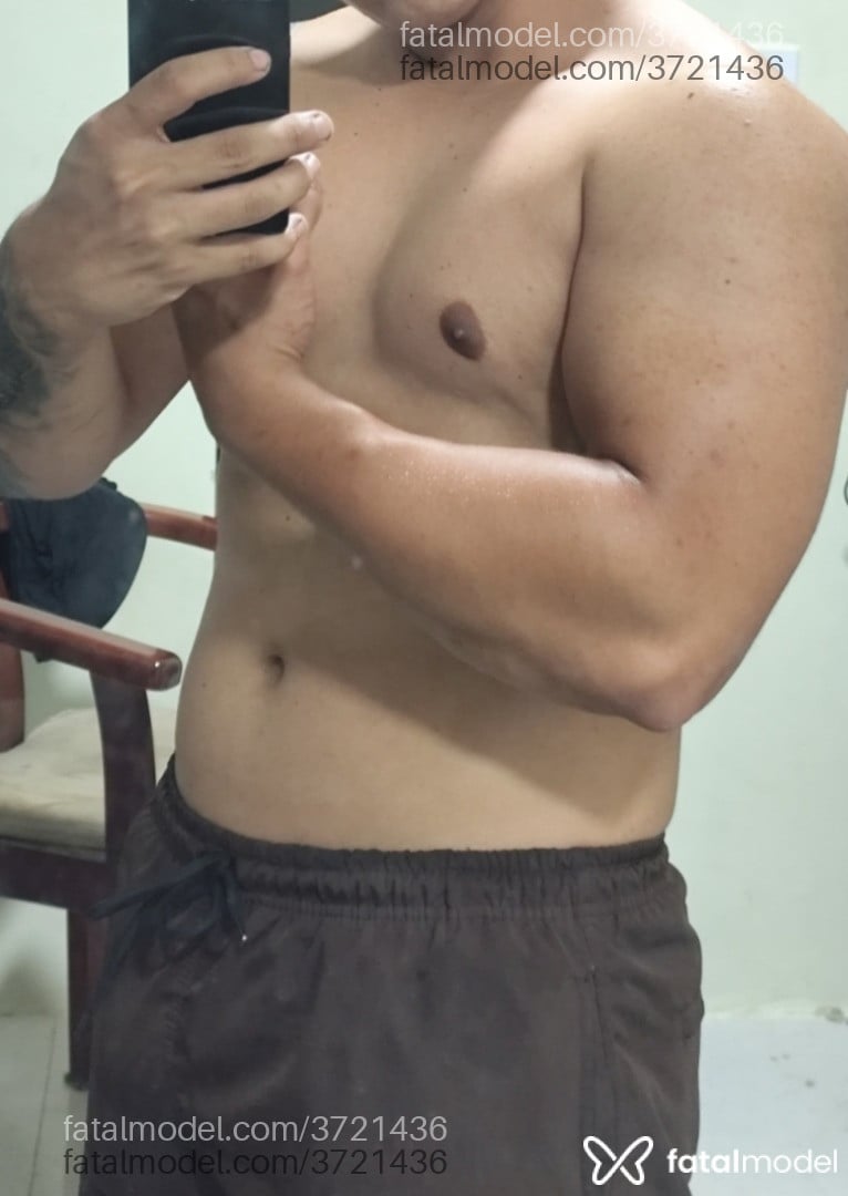 Acompanhante homem com cabelo castanho de olhos azuis - Valentino