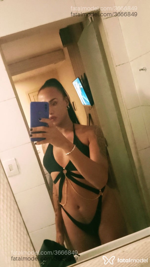 Acompanhante mulher trans com cabelo colorido de olhos castanhos - Kitry