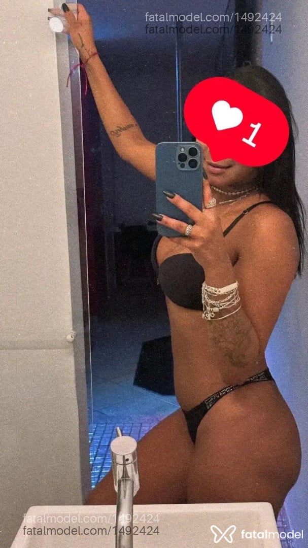 Acompanhante mulher morena (o) de olhos pretos - Lavínia