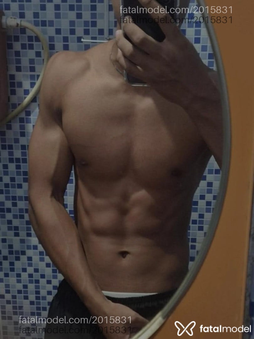 Acompanhante homem com cabelo castanho de olhos castanhos - Henrique