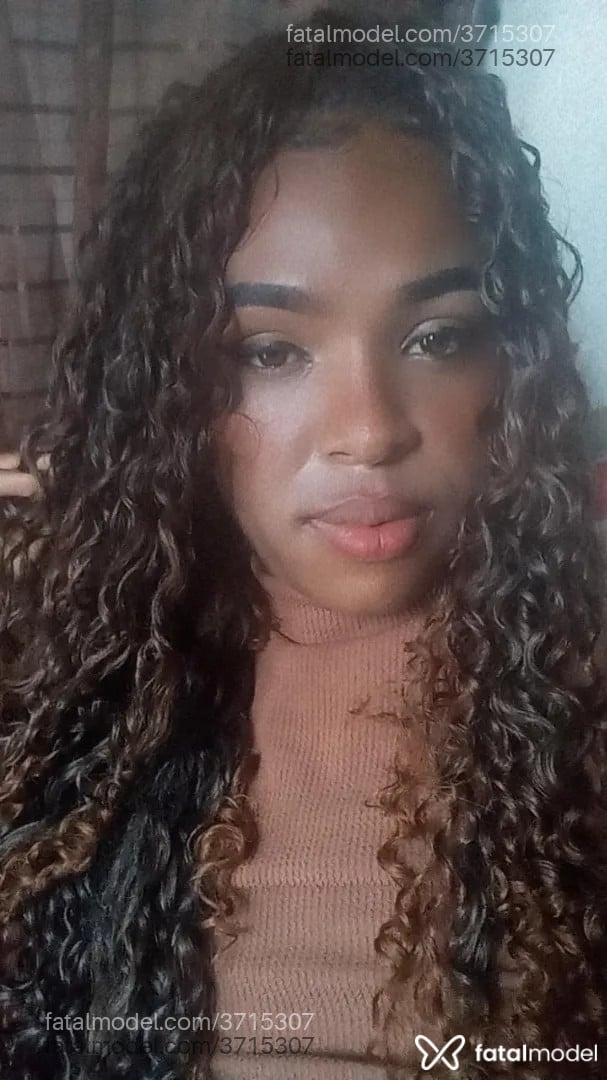 Acompanhante mulher trans morena (o) de olhos castanhos - Julia