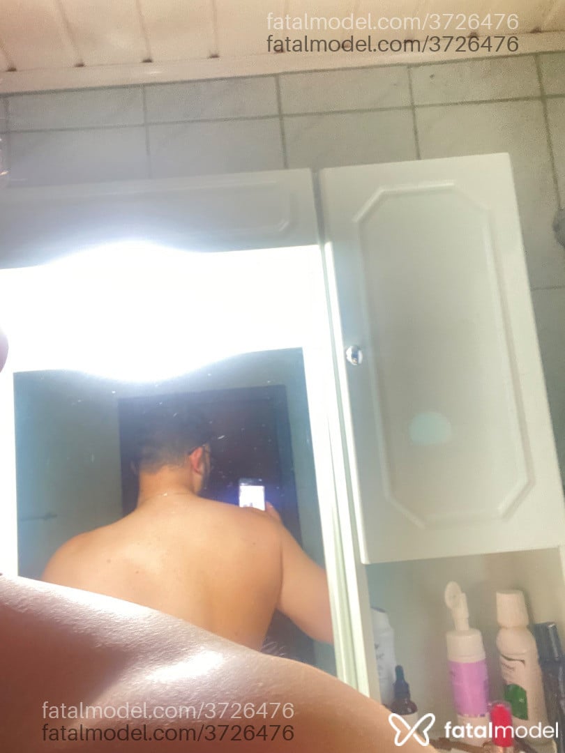 Acompanhante homem com cabelo castanho de olhos pretos - Guilherme Colombo