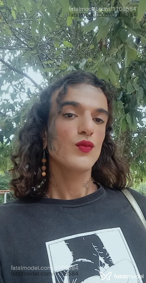 Acompanhante mulher trans com cabelo castanho de olhos pretos - Moira